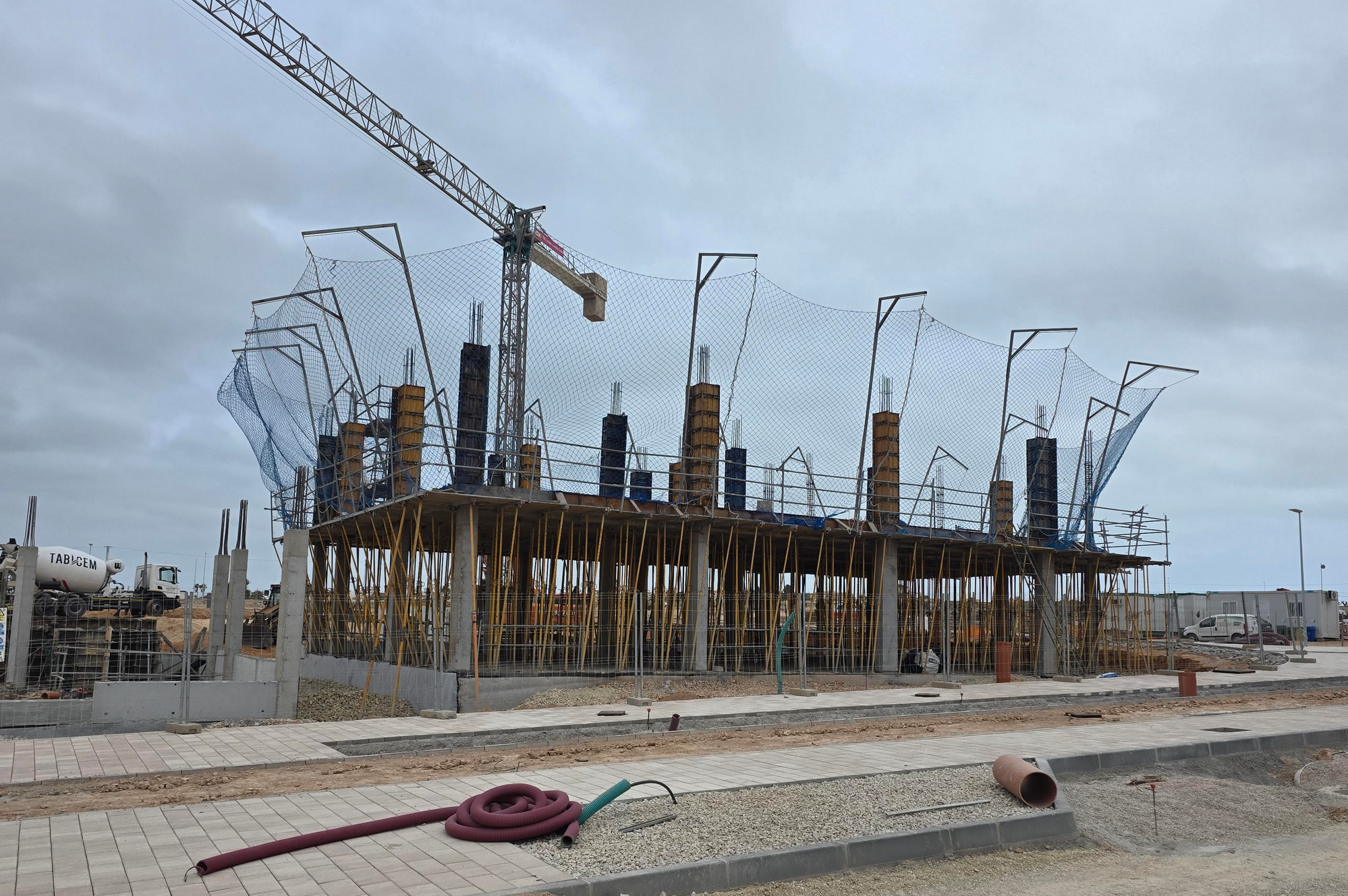 Estructura en construcción con grúa torre