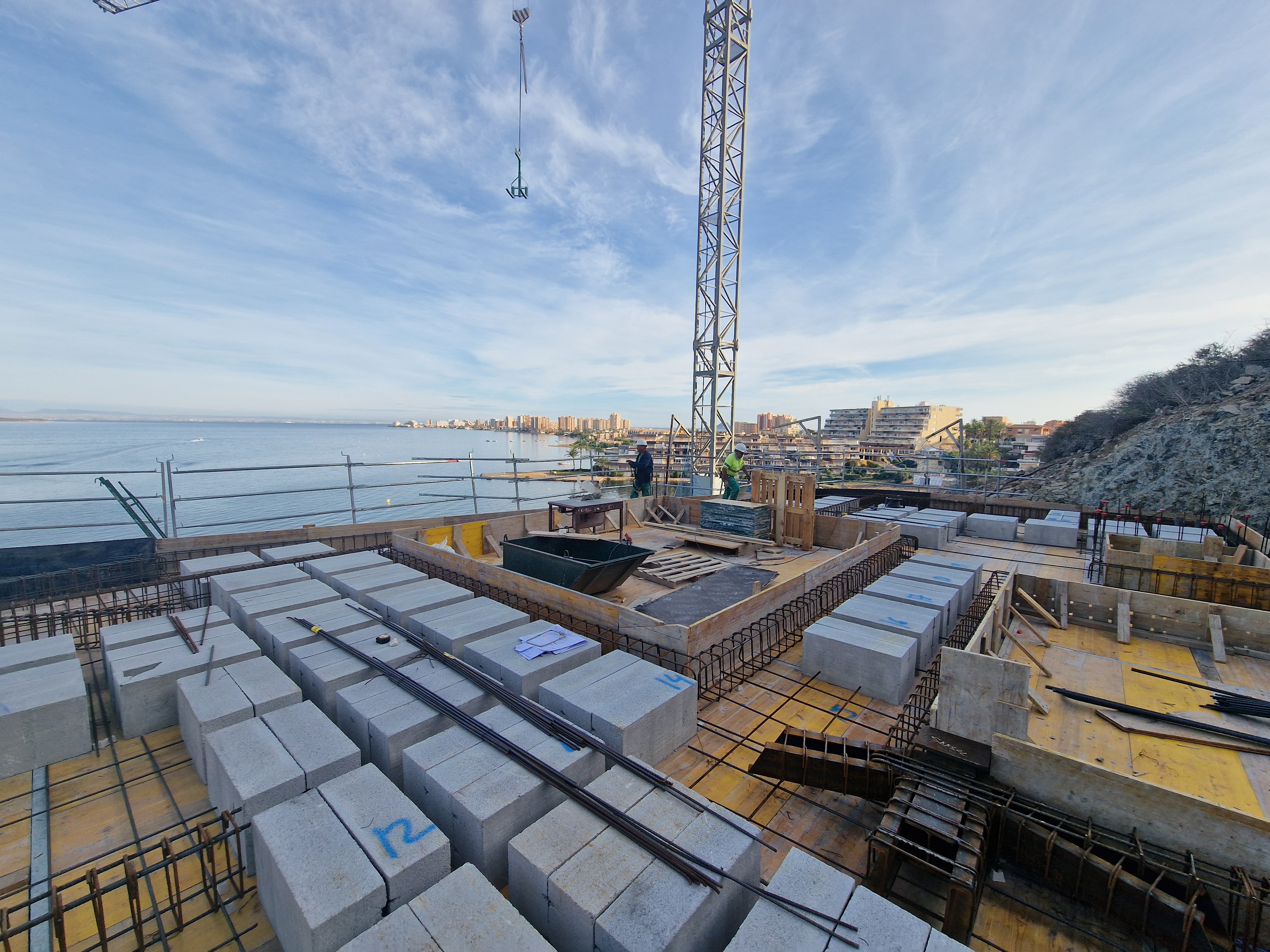 Estructura en construcción con grúa torre