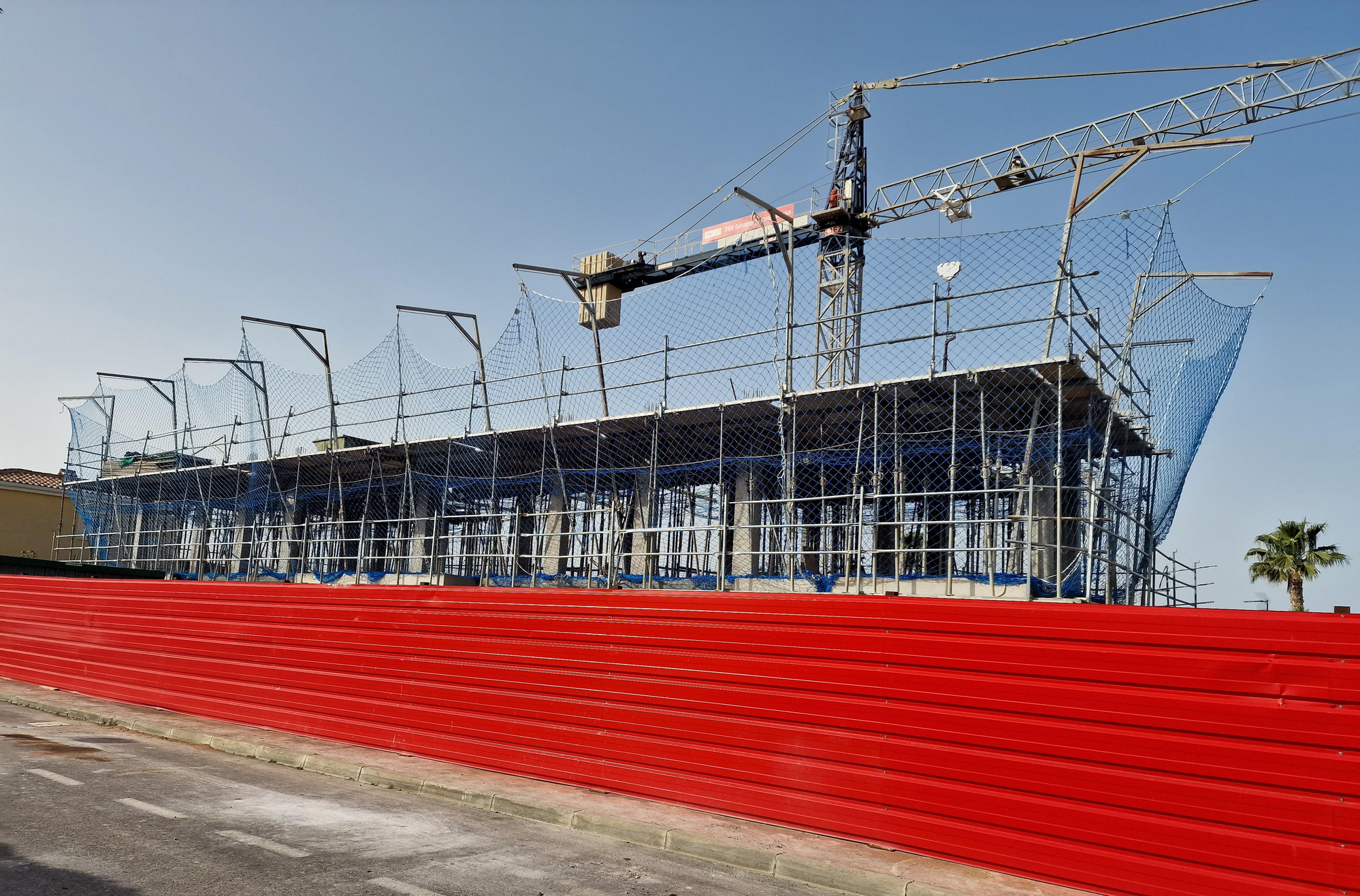 Edificio residencial en construcción con andamios