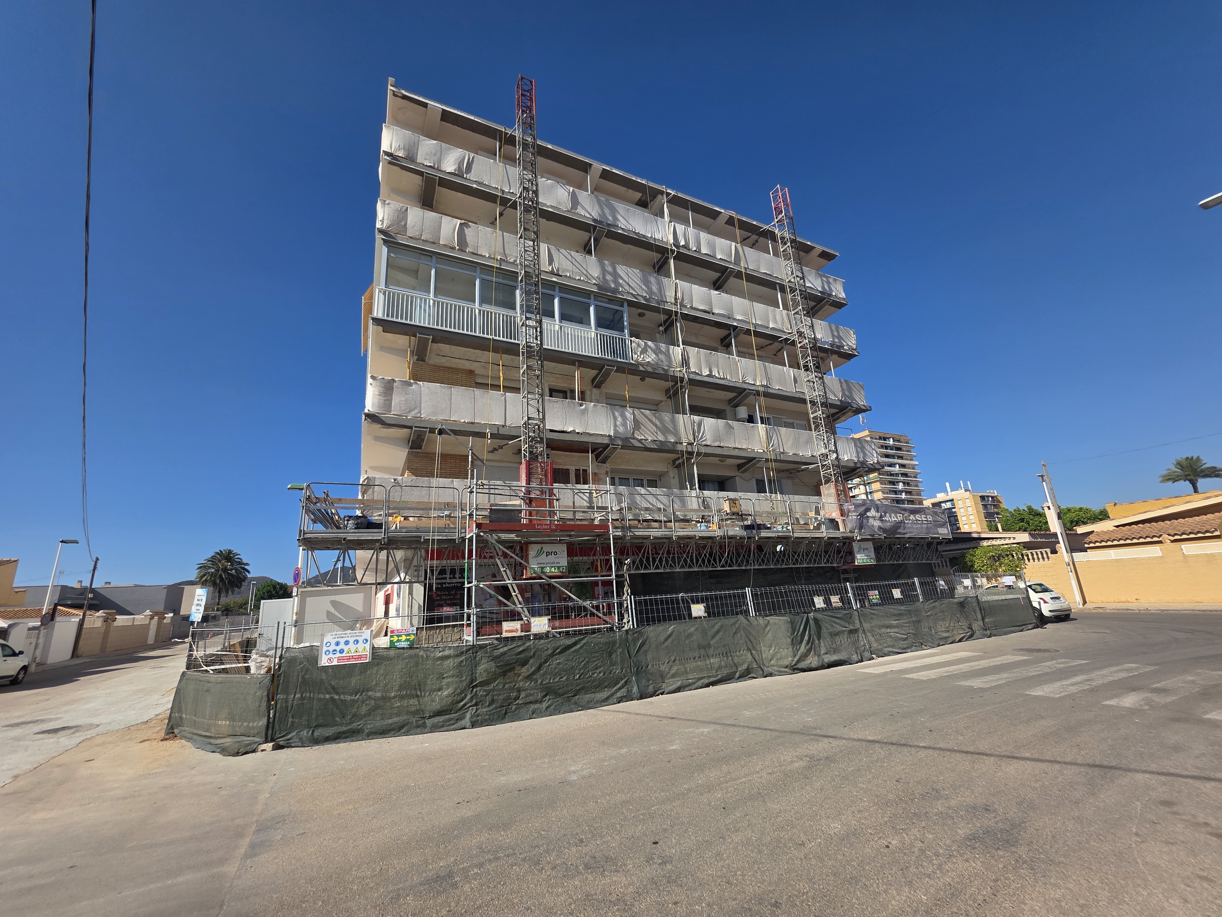 Estructura en construcción con grúa torre