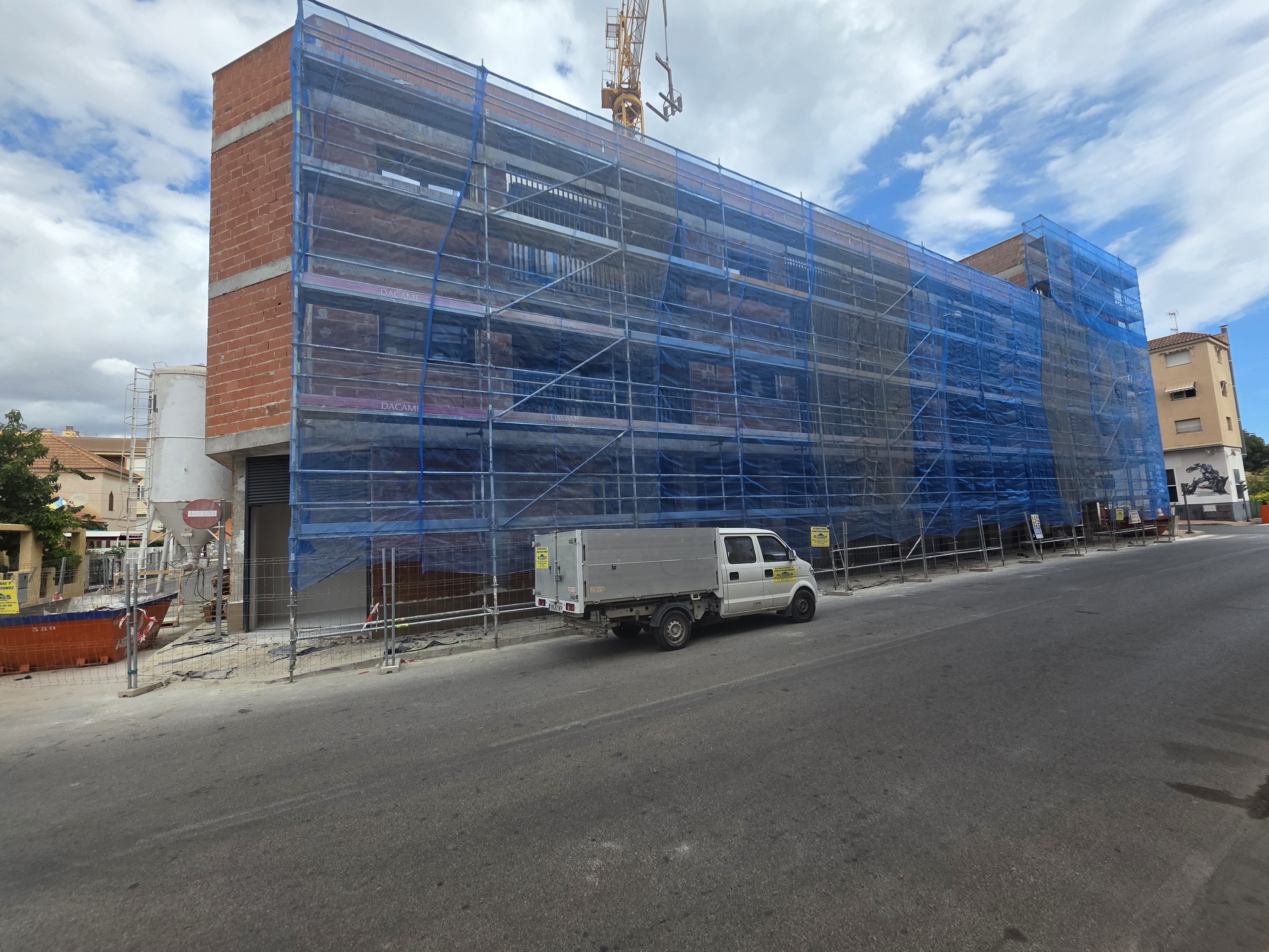 Estructura en construcción con grúa torre