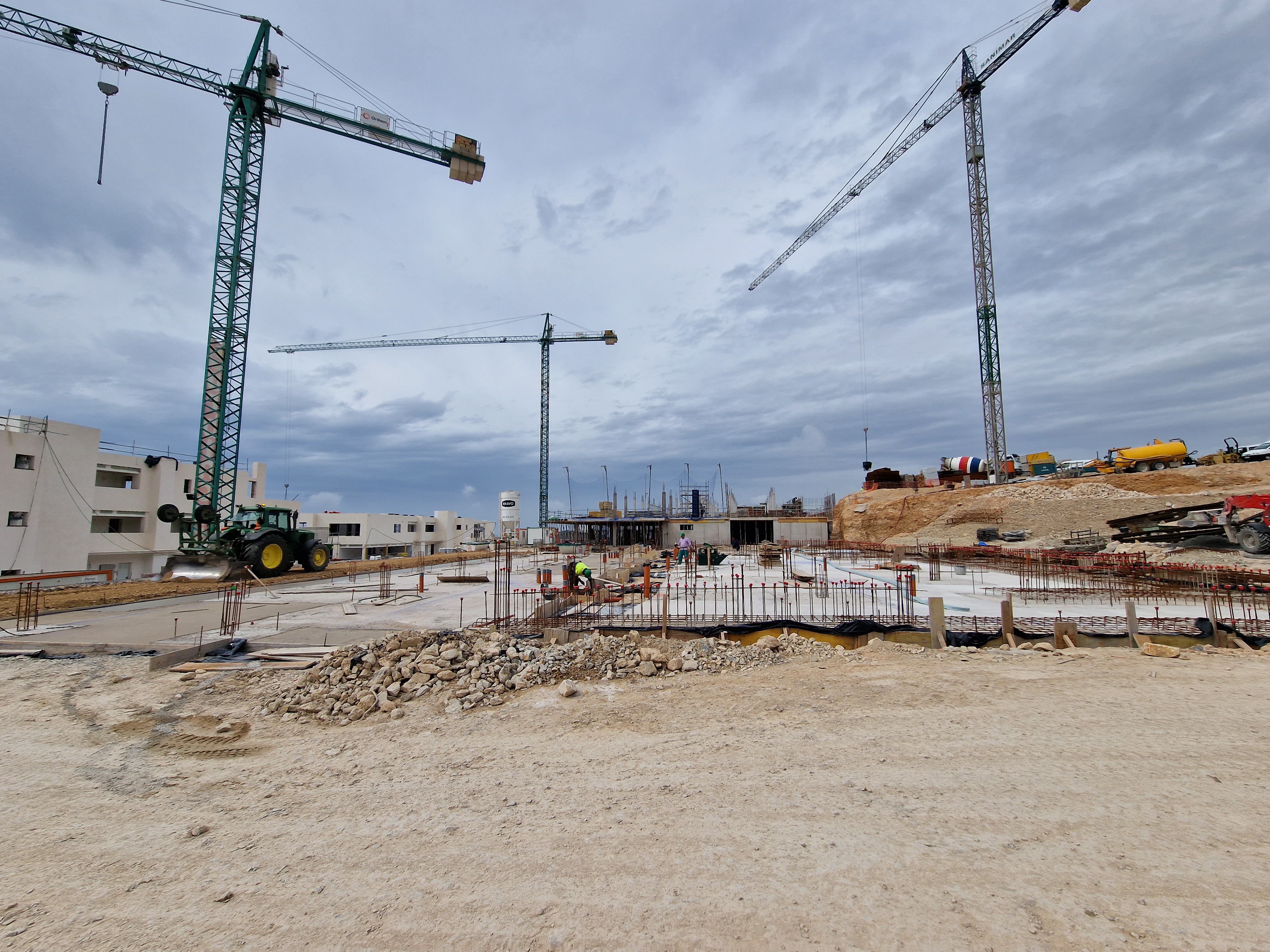 Estructura en construcción con grúa torre